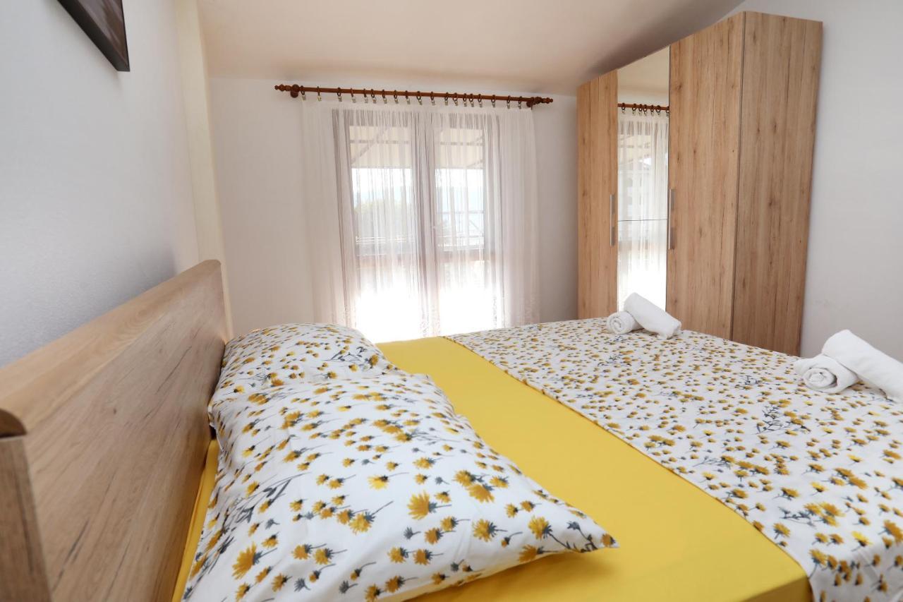 Apartman Gilan เซเกต วรันยีชา ภายนอก รูปภาพ