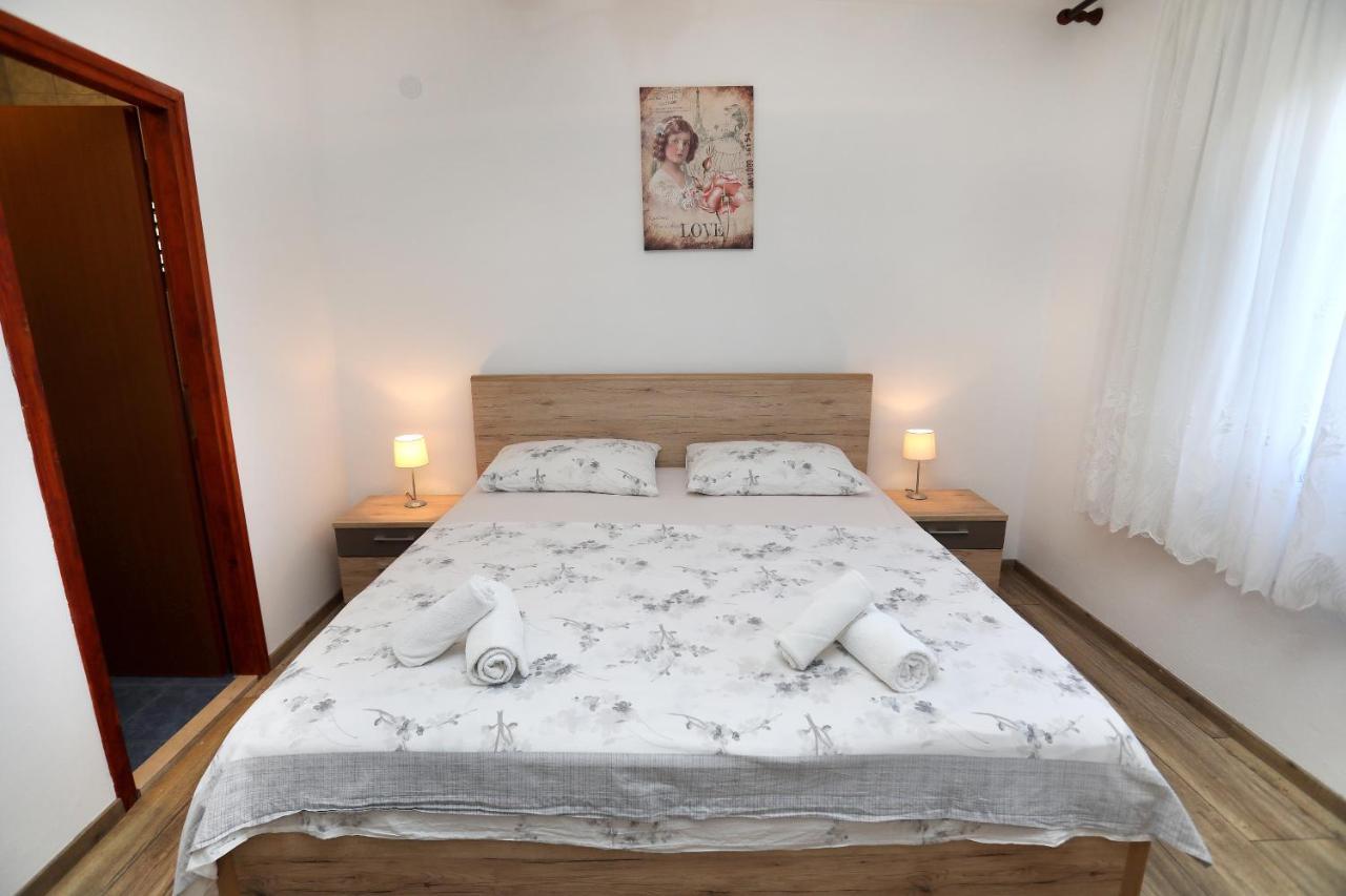 Apartman Gilan เซเกต วรันยีชา ภายนอก รูปภาพ