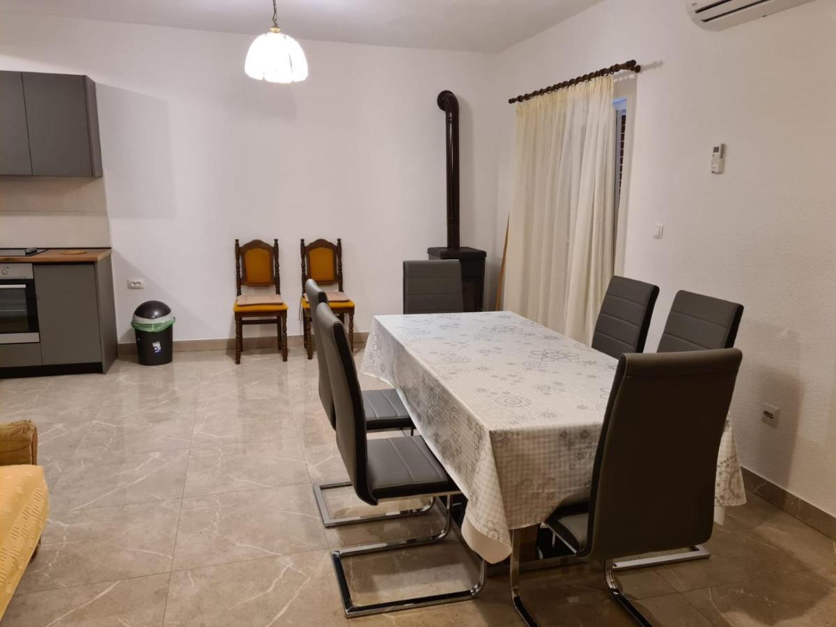 Apartman Gilan เซเกต วรันยีชา ภายนอก รูปภาพ