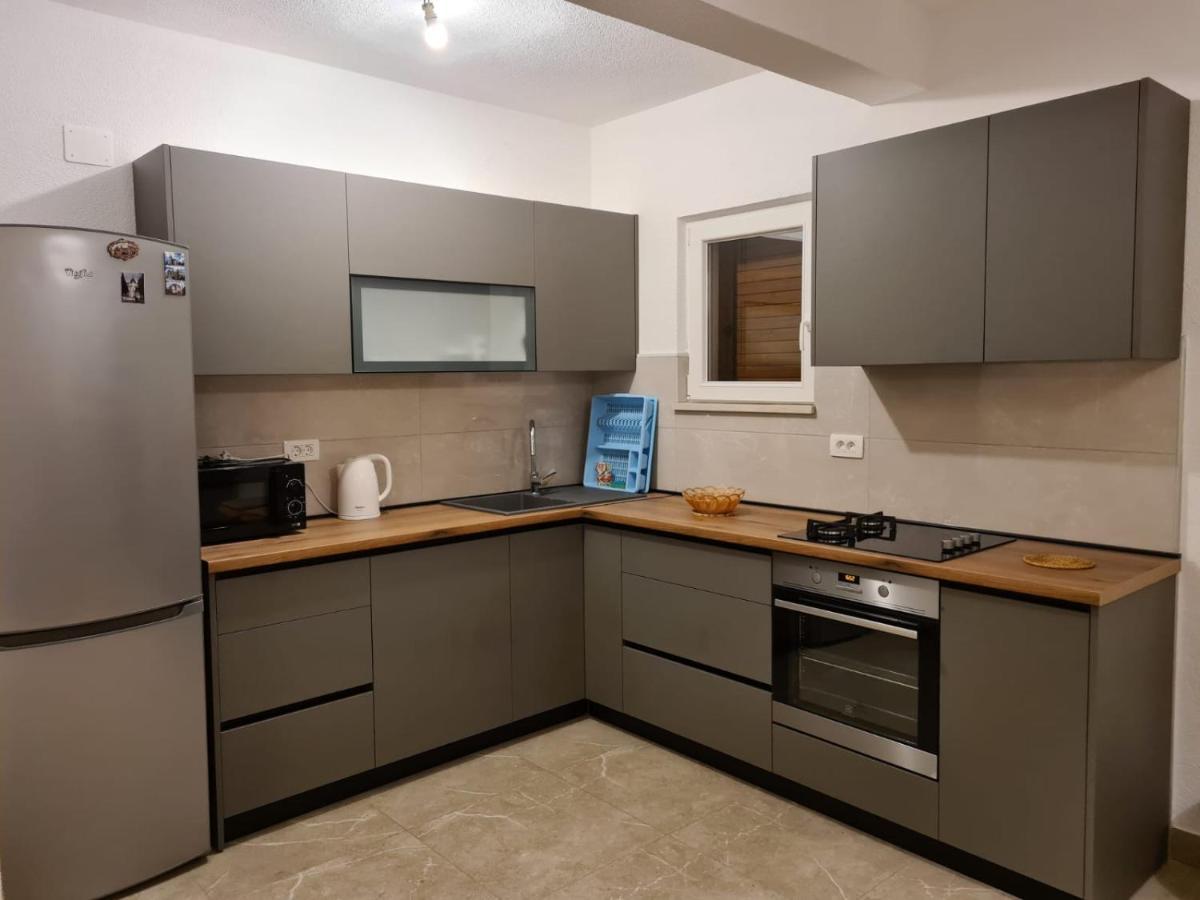 Apartman Gilan เซเกต วรันยีชา ภายนอก รูปภาพ